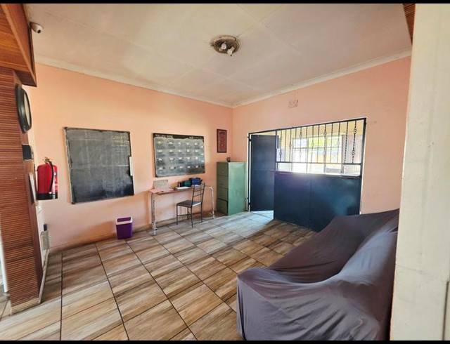 BUSINESS FOR SALE IN KEMPTON PARK CENTRAL